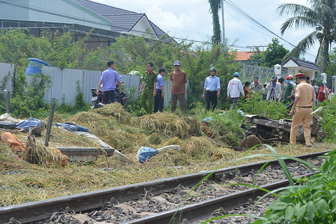 Theo một số nhân chứng tại hiện trường cho biết: chiếc xe công nông chở lúa đi trên đường bê tông song song với đường sắt, đến nơi giao nhau giữa đường bộ và đường sắt có đèn tín hiệu, ông Q. băng qua thì đoàn tàu cũng vừa lao đến.