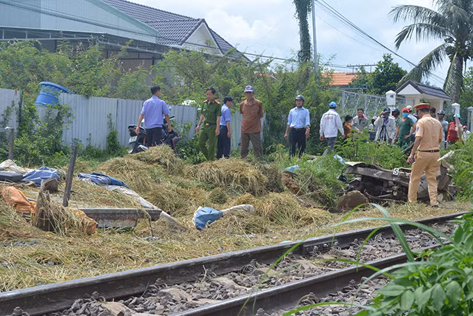 Theo một số nhân chứng tại hiện trường cho biết: chiếc xe công nông chở lúa đi trên đường bê tông song song với đường sắt, đến nơi giao nhau giữa đường bộ và đường sắt có đèn tín hiệu, ông Q. băng qua thì đoàn tàu cũng vừa lao đến.