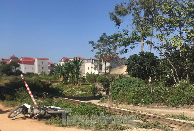  Cố vượt qua đường, hai nữ sinh bị tàu hỏa húc văng khỏi xe máy: Khoảng 13h15 ngày 14/11, tại đường ray tuyến đường tàu đường sắt Hà- Lạng thuộc khu vực xã Hoàng Đồng, thành phố Lạng Sơn. Hai nữ sinh điều khiển xe máy đã va chạm với tàu hỏa bị thương nặng. 