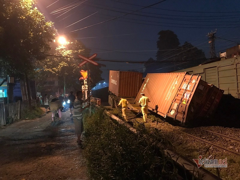  Xe container bị tàu hỏa đâm gãy đôi: Theo đó, vào khoảng 4h sáng ngày 5/11/2020, tàu hoả chở hàng mang số hiệu SH3 chạy hướng Bắc - Nam. Khi tới đoạn giao cắt với đường Lý Thường Kiệt (thuộc phường Dĩ An, TP Dĩ An, tỉnh Bình Dương) thì tông trúng xe container biển số TP.HCM đang băng qua đường ray.