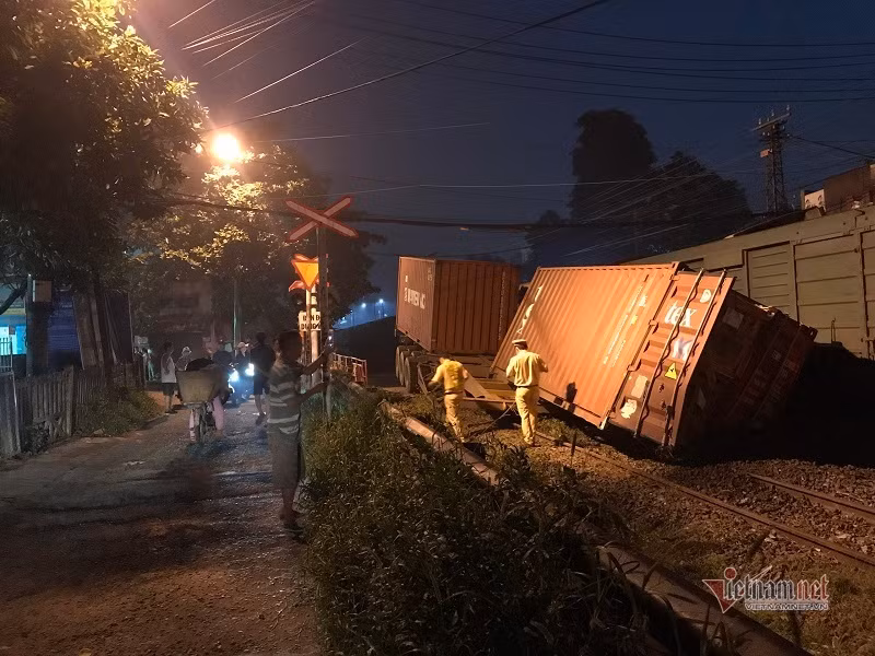  Xe container bị tàu hỏa đâm gãy đôi: Theo đó, vào khoảng 4h sáng ngày 5/11/2020, tàu hoả chở hàng mang số hiệu SH3 chạy hướng Bắc - Nam. Khi tới đoạn giao cắt với đường Lý Thường Kiệt (thuộc phường Dĩ An, TP Dĩ An, tỉnh Bình Dương) thì tông trúng xe container biển số TP.HCM đang băng qua đường ray.