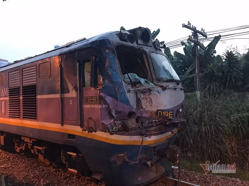 Cú tông mạnh khiến xe container bị gãy đôi, hất văng ra khỏi đường ray, phần đầu kéo và hai thùng container lật khỏi rơ-mooc nằm ngổn ngang. Vụ tai nạn khiến tài xế container bị thương nặng, mắc kẹt trong cabin, được người dân gần đó đưa ra ngoài, đi cấp cứu.