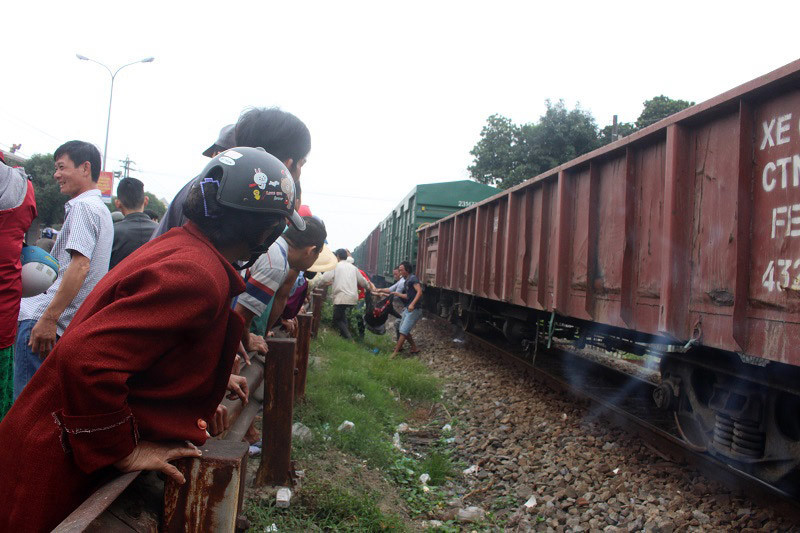 Theo nhiều nhân chứng, khi đoàn tàu chạy qua khu vực có kéo còi báo hiệu song do 2 em thiếu quan sát và không làm chủ tốc độ, cố vượt qua đường tàu. Được biết hai nữ sinh đang học ở Trường cao đẳng nghề Lạng Sơn. (Ảnh minh họa)