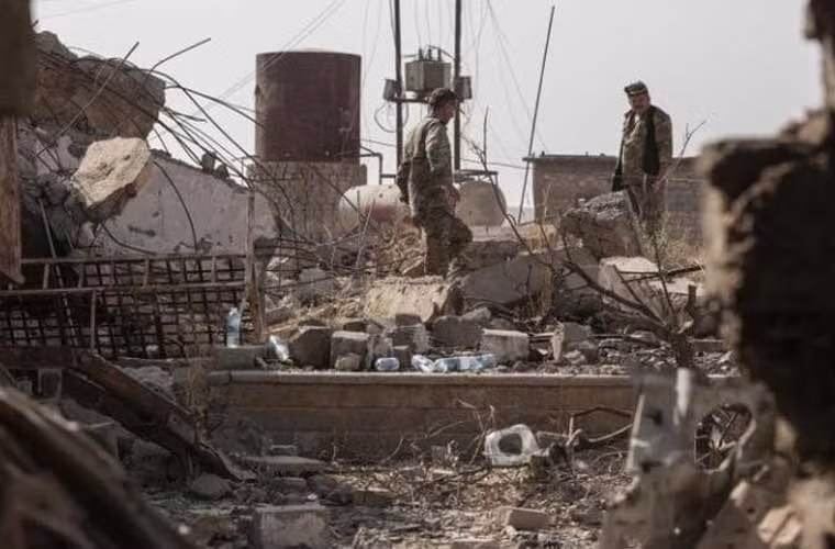 Các chiến binh Peshmerga tham gia chiến dịch giải phóng Mosul đang đi khảo sát giữa đống đổ nát trong làng. 400 thành viên Peshmerga (cánh vũ trang của người Kurd ở Iraq) đã đột kích làng Badana Gawura, đánh bật phiến quân IS khỏi nơi đây.