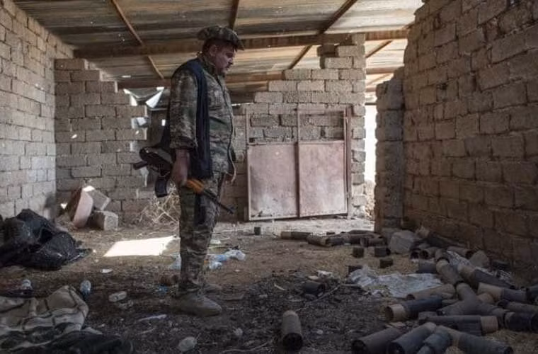 Sau đó, họ còn đi khảo sát các ngôi nhà ở làng Iraq mới được giải phóng này và cũng nhận xét rằng, tổ chức khủng bố đã chuẩn bị nhiều bãi mìn hay bẫy mìn trong làng để chuẩn bị cho những tình huống xấu. Ảnh: Những quả súng cối do IS bỏ lại.