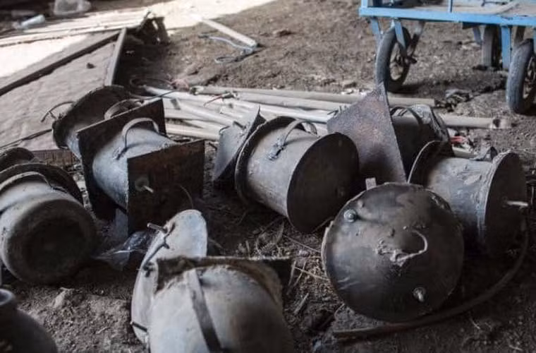 Những quả bom tự chế của IS nằm lăn lóc trên nền đất.