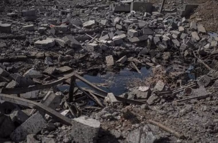 Dầu, có thể sẵn sàng để IS châm lửa đốt nhằm ngăn các cuộc không kích, trong một mương rãnh mà IS đã đào trong làng.