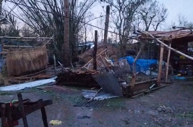 Nhà dân bị tàn phá nặng nề sáng 19/10.