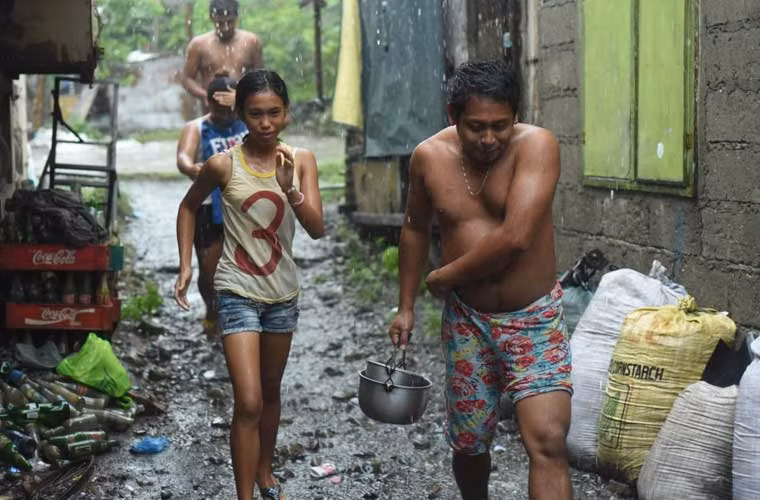 Người dân sơ tán khỏi nhà ở thành phố Tuguegarao, Cagayan, Philippines ngày 19/10. Siêu bão Haima đã gây ra mưa lớn vào đêm muộn ngày 19/10 khi chính thức đổ bộ vào đất liền Philippines.