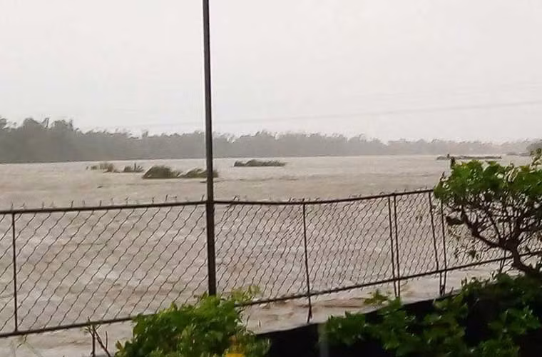 Nước sông Aringay La Union chảy xiết dữ dội sau bão Haima.