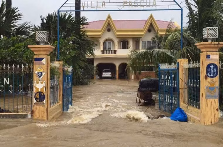 Nước lũ chảy ào ào vào một cơ sở công quyền ở Philppines.