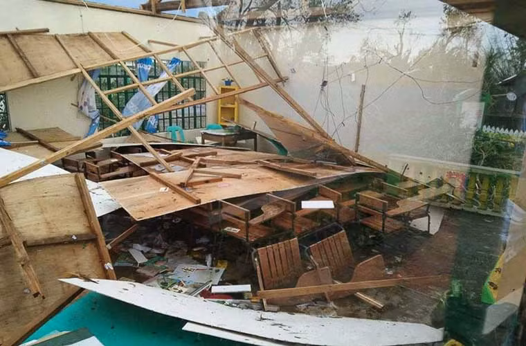 Lớp học ở Santo Tomas, Isabela tan hoang.