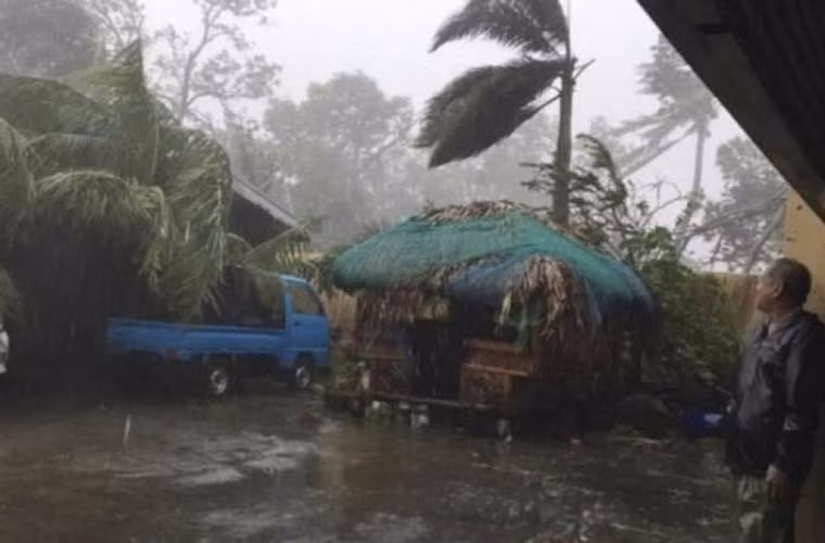 Bão Haima với sức gió mạnh lên tới 225 km/h khiến nhiều cột điện bị đổ.