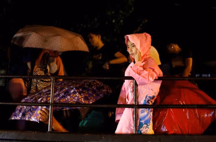 Người dân di tản tới nơi tới nơi an toàn để tránh bão. Ảnh chụp tối 19/10 ở San Fernando, la Union.