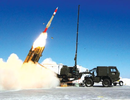 Mỗi bệ phóng của MEADS bao gồm 12 đạn tên lửa. Không giống như Patriot bắn ở một góc cố định, thiết bị phóng của MEADS khai hỏa theo chiều gần thẳng đứng ở góc tà 70 độ, có khả năng tấn công các mục tiêu xung quanh 360 độ mà không cần phải quay bệ phóng.