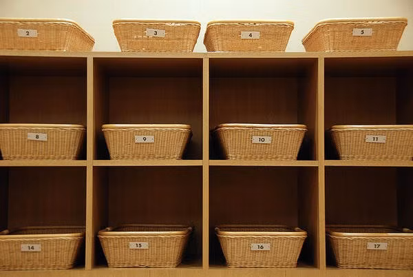 3. Cởi bỏ quần áo: Thường thì các suối nước nóng đều yêu cầu người tắm cởi bỏ quần áo và để vào các giỏ hoặc tủ chứa đồ. Bạn chỉ có thể đem theo các khăn nhỏ vào khu tắm chung ở Nhật.