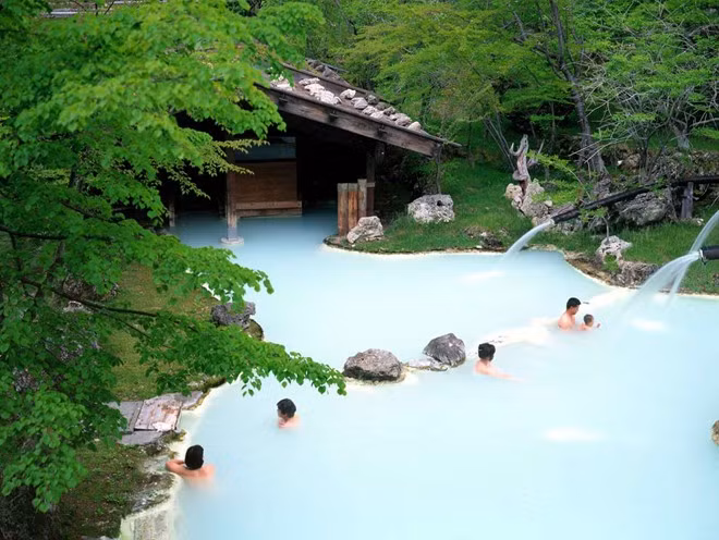 7. Không làm ồn: Suối nước nóng là nơi để mọi người thư giãn, do đó bạn không nên cười đùa quá to hay làm nước bắn tung tóe.