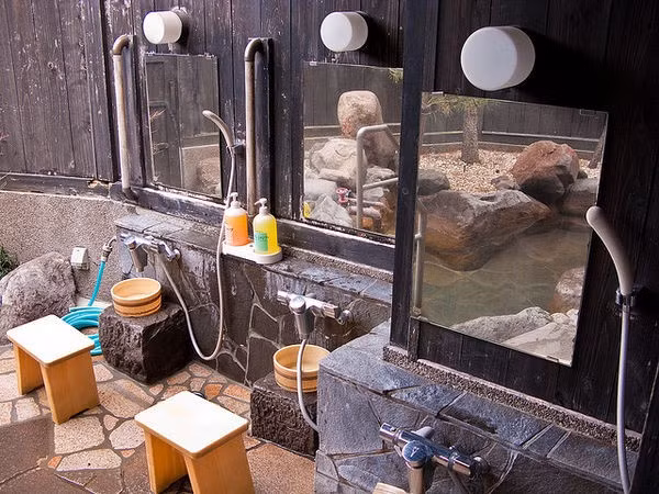 4. Tắm sạch trước: Bạn phải tắm và kỳ cọ thật sạch rồi hãy xuống suối nước nóng. Vài nơi không có vòi sen mà chỉ có ghế ngồi và thùng nước. Nếu có dùng phòng xông hơi, hãy dội sạch mồ hôi trước đã.