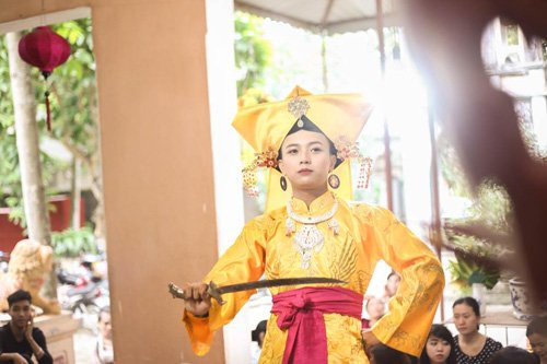 Liên hệ với nhân vật chính trong các bức ảnh, được biết đó là Hoàng Quốc Việt (sinh năm 1996, hiện đang là sinh viên năm hai khoa Văn hóa – Xã hội, trường Đại học Văn hóa – Thể thao – Du lịch Thanh Hóa).