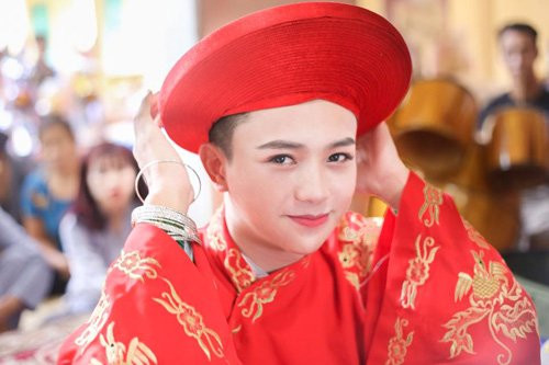 Việt chia sẻ: “Khi lựa chọn đến với con đường này, mình đã xác định phải cân bằng được việc học và việc hầu đồng. Tuy có hơi áp lực về thời gian nhưng mình cũng không để công việc ảnh hưởng đến chuyện học tập”.