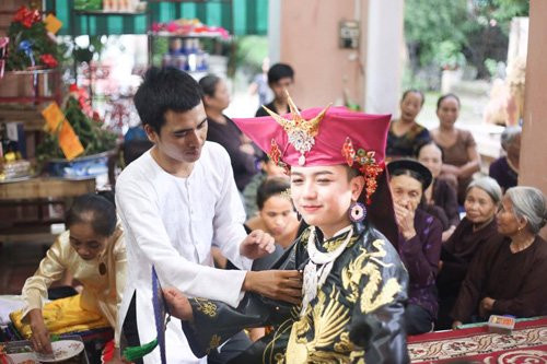 Nói về những danh xưng “mỹ nam hầu đồng”, “hot boy hầu đồng”… được cư dân mạng đặt cho, Quốc Việt chỉ cười: “Mình rất vui khi được mọi người quan tâm và đặt cho những danh xưng như vậy. Có lẽ, đó chỉ là vẻ đẹp của mình trong các vấn hầu thôi, còn ngoài đời mình vẫn là chàng trai rất giản dị, bình thường”.