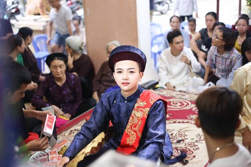 Được biết, Việt bắt đầu hầu đồng từ năm 15 tuổi, cho đến nay đã được 4 năm.