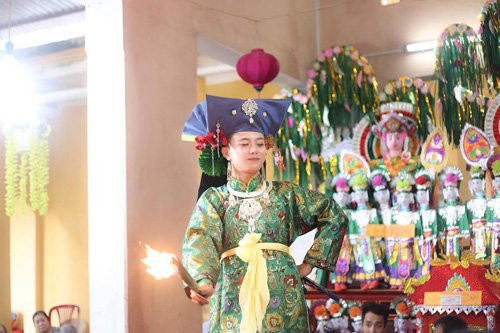 Niềm đam mê với hầu đồng cũng là lý do khiến chàng trai thi vào trường Đại học Văn hóa - Thể thao - Du lịch Thanh Hóa.