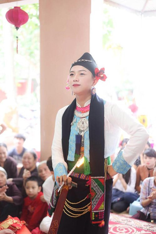 Thường xuyên hầu đồng trong các dịp lễ quan trọng nhưng Quốc Việt chưa bao giờ lơ là việc học. Suốt 12 năm liền, Việt đạt danh hiệu học sinh khá. Lên đại học, Việt thường xuyên giành học bổng, giữ chức lớp trưởng và tham gia nhiều hoạt động ngoại khóa của trường, lớp.