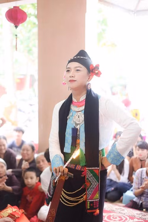 Thường xuyên hầu đồng trong các dịp lễ quan trọng nhưng Quốc Việt chưa bao giờ lơ là việc học. Suốt 12 năm liền, Việt đạt danh hiệu học sinh khá. Lên đại học, Việt thường xuyên giành học bổng, giữ chức lớp trưởng và tham gia nhiều hoạt động ngoại khóa của trường, lớp.