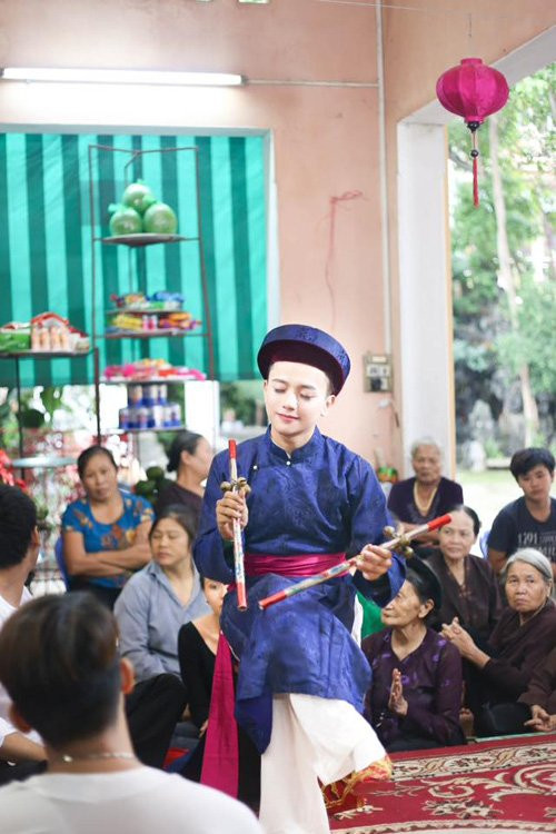 Trải qua thời gian ngắn tìm hiểu, Quốc Việt đã có thể hầu đồng một cách thành thục. Với cậu, đây không chỉ là tín ngưỡng mà còn là cái duyên và đam mê.