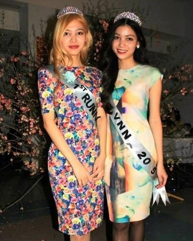 Mỹ Hương tốt nghiệp Đại học Mỹ thuật công nghiệp Hà Nội. Còn Mỹ Linh tốt nghiệp Đại học Mở Hà Nội. Hiện Linh là họa sĩ thiết kế nhân vật cho game.