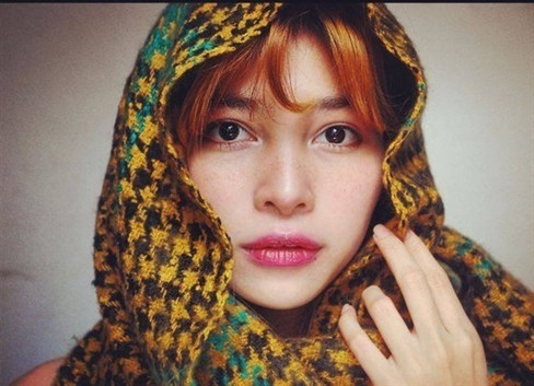 Cặp song sinh giống nhau như hai giọt nước, đều sở hữu chiều cao ấn tượng và vẻ đẹp thu hút. Tham gia cuộc thi Miss Việt Nam - New York 2015, Hương giành danh hiệu Hoa khôi, còn Linh đạt giải Á khôi 1.