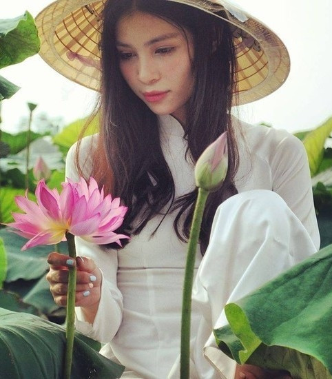 Hai chị em Đặng Mỹ Hương - Đặng Mỹ Linh (sinh năm 1990) sinh ra và lớn lên tại Hà Nội, trong gia đình bố mẹ đều là người Việt. Mặc dù vậy, nhiều người nhìn thấy ở hai thiếu nữ Hà thành này vẻ đẹp lai Tây.