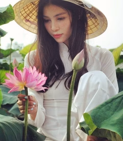 Hai chị em Đặng Mỹ Hương - Đặng Mỹ Linh (sinh năm 1990) sinh ra và lớn lên tại Hà Nội, trong gia đình bố mẹ đều là người Việt. Mặc dù vậy, nhiều người nhìn thấy ở hai thiếu nữ Hà thành này vẻ đẹp lai Tây.