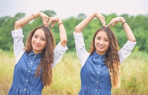  Cặp chị em sinh đôi đến từ Hải Phòng có tên là Nguyễn Thảo Vân và Nguyễn Thảo Vy (sinh năm 1996). Hai cô gái đều là cựu học sinh trường THPT Hàng Hải, Hải Phòng.