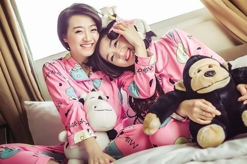 Vân Trà và Vân Trang cùng tốt nghiệp Đại học Công Đoàn. Hai chị em hiện làm kế toán cho một công ty ở Hà Nội. Ngoài ra, cả hai còn tham gia các hoạt động của vũ đoàn Hera.