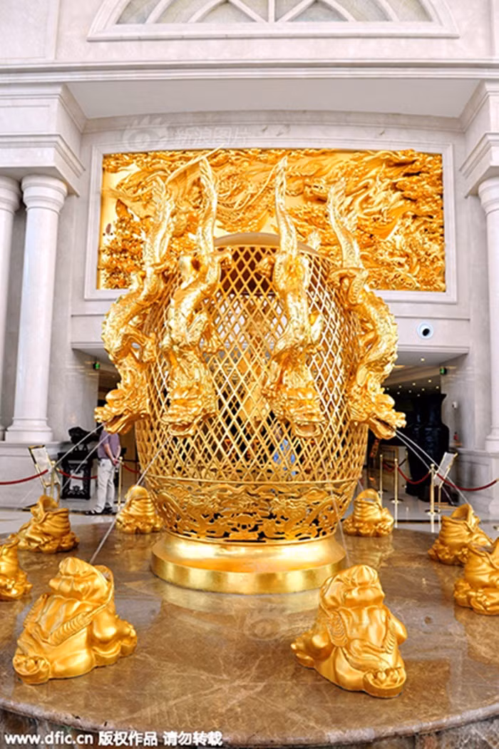 Công trình này được xây dựng nhân dịp 50 năm thành lập làng. Một tiểu cảnh dát vàng ở sảnh khách sạn.