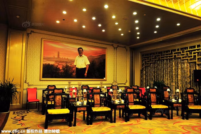 Làng Hoa Tây nằm gần thành phố Giang Âm (tỉnh Giang Tô, Trung Quốc). Cư dân trong làng có 2.000 người và đón hàng triệu du khách tới thăm mỗi năm.