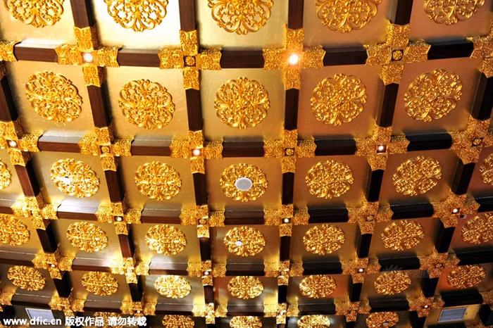 Khách sạn này cao 72 tầng, có bể bơi trên đỉnh và khu mua sắm 2.000m2 ở tầng 2 của tòa nhà. Tại khu vực lễ tân, vàng dát khắp nơi tạo nên sự sang trọng đến kinh ngạc.