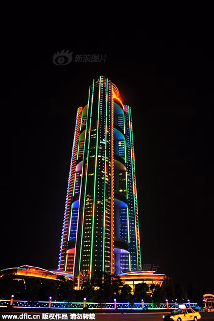 Làng Hoa Tây - ngôi làng giàu nhất Trung Quốc đã chi 3 tỷ nhân dân tệ xây dựng khách sạn dát vàng 70 tầng, cao 328m có tên là khách sạn Long Xi International.