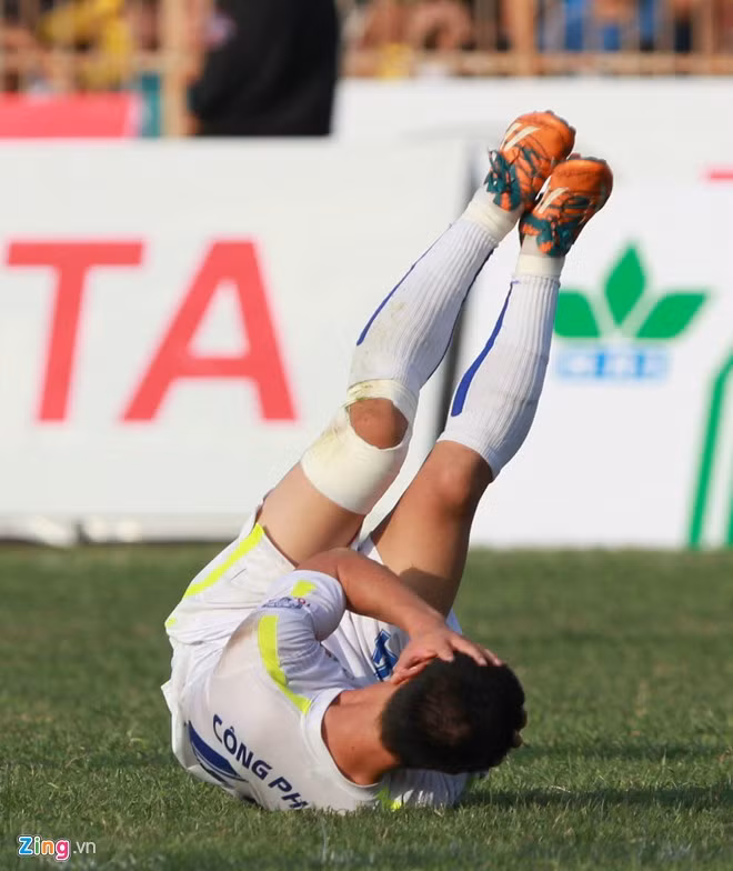 Không lâu sau pha va chạm thứ nhất, Công Phượng tiếp tục ngã "chổng vó", ôm mặt tỏ ra đau đớn sau pha ngăn cản của hậu vệ Thanh Hóa.