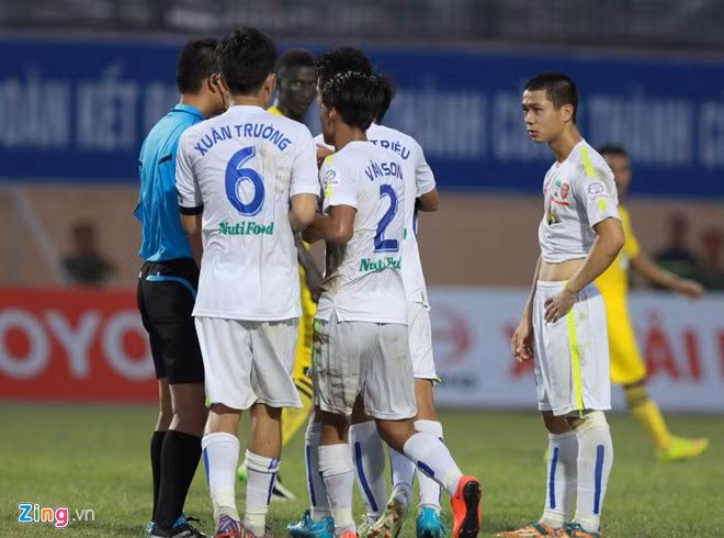 Phút 82, sau pha ghi bàn nâng tỷ số lên 2-1 cho Thanh Hóa của Đình Tùng, cầu thủ HAGL lao vào phản ứng trọng tài. Tuy nhiên, Công Phượng chỉ đứng lặng người quan sát.