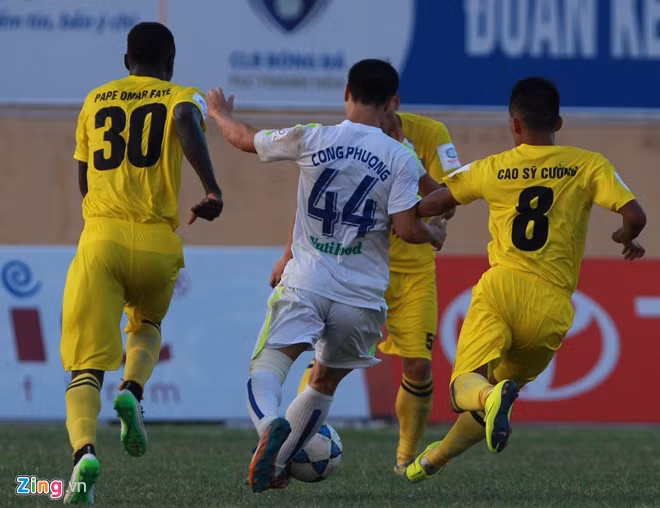 Nửa cuối hiệp 2 trận đấu trên sân Thanh Hóa, trong một tình huống đi bóng, Công Phượng bị tiền đạo Omar (số 30), tiền vệ Sỹ Cường (số 8) đeo bám trước khi đối mặt với chốt chặn là trung vệ Xuân Anh (số 55).