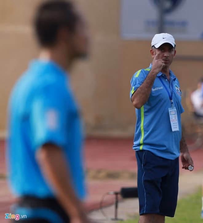 HLV Graechen liên tục có những hành động phản ứng với trợ lý trọng tài đứng gần khu vực ban huấn luyện HAGL. Ông nói rằng: "Trận đấu nào cũng vậy, cứ sau 3 đến 4 phút là trên người Công Phượng bắt đầu xuất hiện các vết bầm tím. Sau 90 phút thi đấu, tôi sẵn sàng cho Phượng cởi trần để các bạn thấy hàng loạt vết bầm tím trên khắp cơ thể cậu ấy".