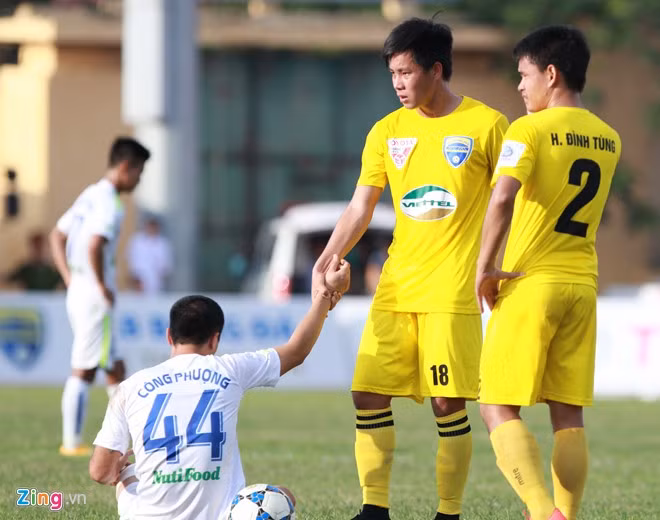 Người bạn cùng phòng trong màu áo U23 Việt Nam - Lê Thanh Bình (18) chạy tới giúp đồng đội đứng dậy tiếp tục thi đấu.