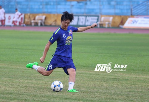 Tuấn Anh cũng thử sức với những cú sút xa từ tuyến 2. Ảnh: Phạm Thành.