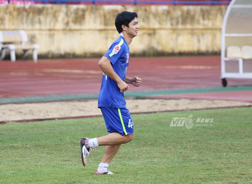 Công Phượng tập nhẹ cùng huấn luyện viên thể lực. Ảnh: Phạm Thành.