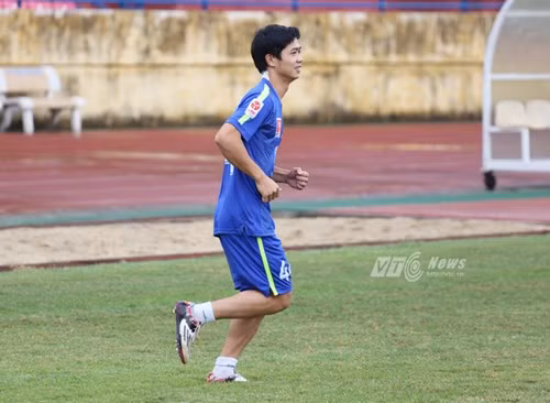 Công Phượng tập nhẹ cùng huấn luyện viên thể lực. Ảnh: Phạm Thành.