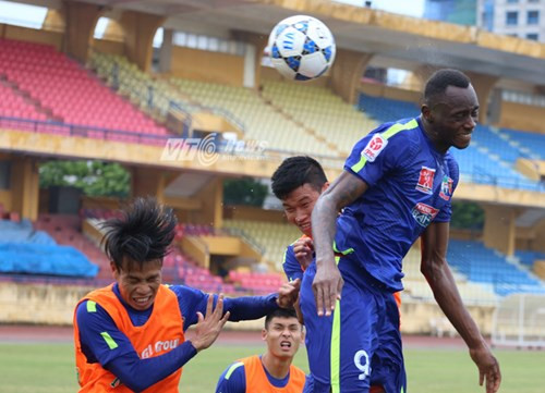 Chắc chắn, điểm yếu chống bóng bổng sẽ được HAGL tìm cách khắc phục trong phần còn lại của mùa giải. Ảnh: Phạm Thành.