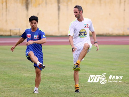 Chiến thắng trước CAND giúp HAGL giành vé vào tứ kết gặp Hà Nội T&amp;T vào tối mai 24/6. Ảnh: Phạm Thành.